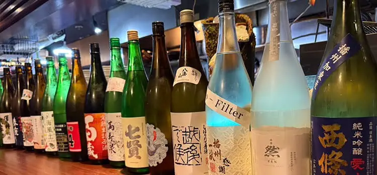 和神で提供している多彩な銘柄の日本酒が並ぶカウンターの様子