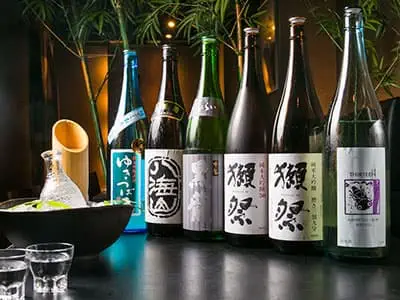 和神で提供している日本酒のボトルが並んだ様子