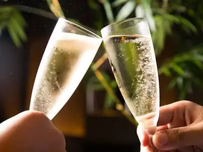 シャンパンで乾杯している様子