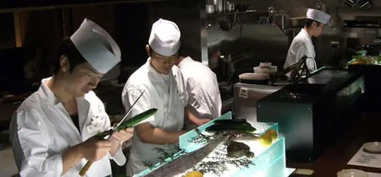 スタッフと店内の写真